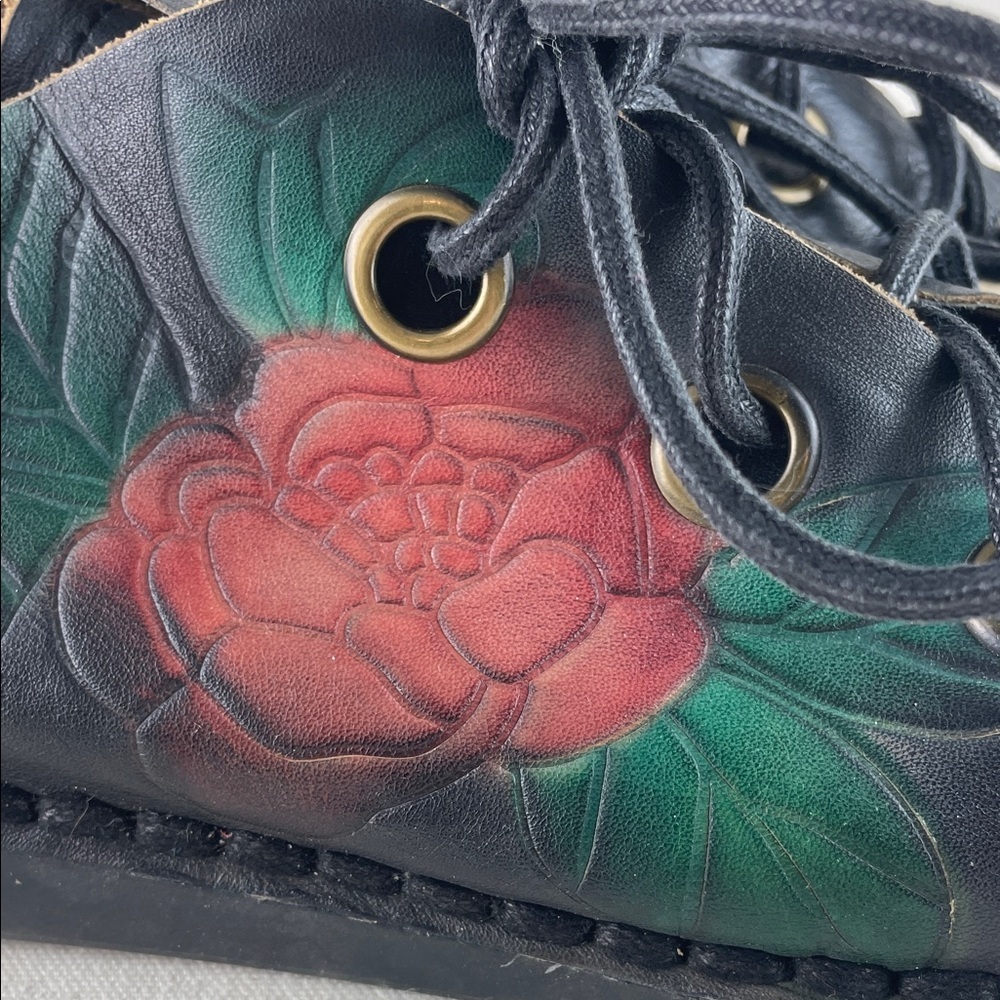 Leather Shoes with Floral Design Size 5 - Picture 4 of 10